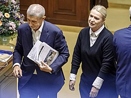 Pedseda ANO Andrej Babi a ministryn obrany Jana ernochová pi jednání...