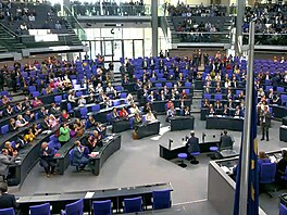 Nmecký Spolkový snm na mimoádné schzi schválil obí finanní balík, který...