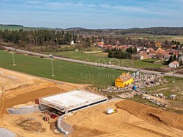 Historická zámecká sýpka v obci Zalu�any ve St�edo�eském kraji stojí na okraji...