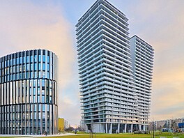 V nabídce na prodej je také jednotka ve 104 metr� vysoké vý�kové budov� V Tower...