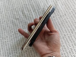 Apple iPhone 16e a Realme 14 Pro+