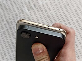 Apple iPhone 16e a Realme 14 Pro+