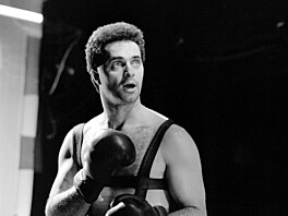 Martin Dejdar v p�edstavení Othello v pra�ském Studiu Ypsilon (1991)