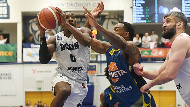 Jordagn Ogundirean z D��ína úto�í, brání Delvon Johnson z Ústí.