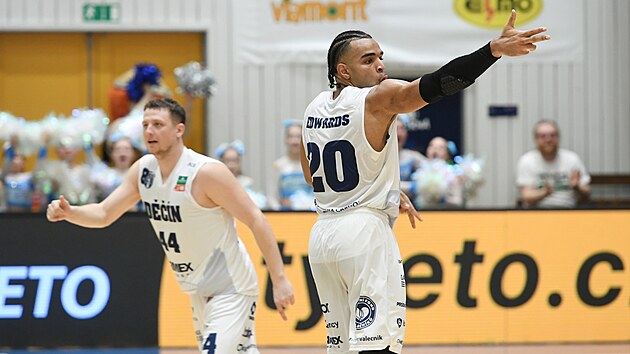 Jaden Dewar Edwards z D��ína slaví, za ním Luká� Fe�tr