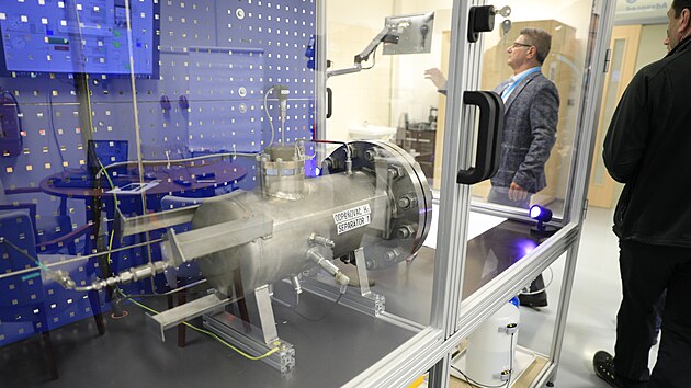 Revolun genertor vodku poslou k efektivnjmu nakldn s obnovitelnou energi. M vyuit v obnoviteln energetice. Vyvinula jej brnnsk startupov spolenost Nano Advanced, v ptek slavnostn spustila laboratorn prototyp.