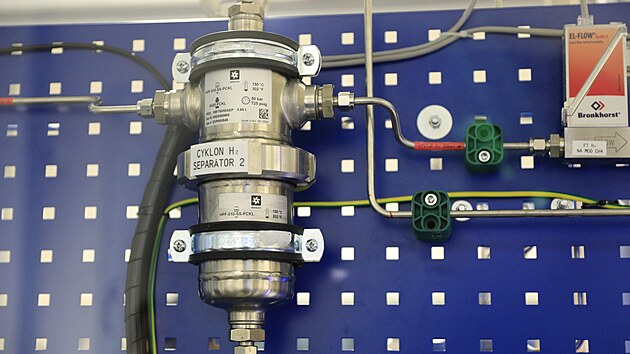 Revolun genertor vodku poslou k efektivnjmu nakldn s obnovitelnou energi. M vyuit v obnoviteln energetice. Vyvinula jej brnnsk startupov spolenost Nano Advanced, v ptek slavnostn spustila laboratorn prototyp.