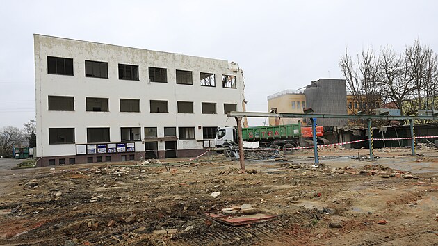 Ve vrobnm arelu vedle trolejbusov vozovny v brnnskch Husovicch zaala v beznu demolice zalch objekt. Po jejm konci zane prvn etapa vstavby zahrnujc vc ne 1 100 byt.