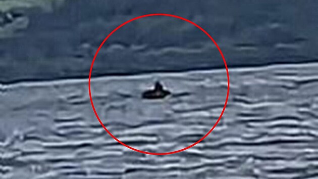 Jedno z minul�ch pozorov�n�. Ve skotsk�m jeze�e Loch Ness se objevil tajemn� �estimetrov� objekt, kter� se pohyboval v bl�zkosti b�ehu sm�rem k Cherry Island. Lid�, kte�� to pozorovali, jsou p�esv�d�en�, �e jde o b�jnou p��eru z jezera Loch Ness.