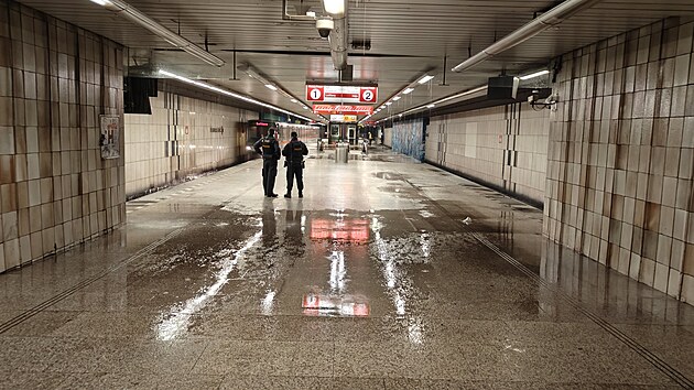 Pr�sak vody uzav�el stanici metra C Florenc. (9. b�ezna 2025)