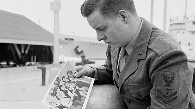 Donald Martin si v roce 1959 prohl�� rodinnou fotografii z roku 1952.