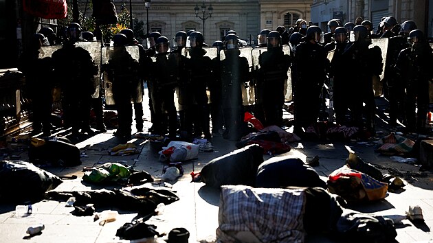 Policie vykl�zela pa��sk� divadlo, kter� od prosince okupovaly stovky migrant�. (18. b�ezna 2025)