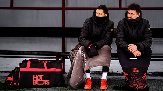 Ojedin�l� n�pad v�dc� z Technick� univerzity v Liberci (TUL) pom��e fotbalist�m Slovanu Liberec udr�et na st��da�ce nohy v teple i v chladn�m po�as�. Zleva Karel Kozma a Martin Klep�� se sv�m produktem HotBoots.