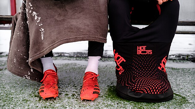 Ojedin�l� n�pad v�dc� z Technick� univerzity v Liberci (TUL) pom��e fotbalist�m Slovanu Liberec udr�et na st��da�ce nohy v teple i v chladn�m po�as�. 