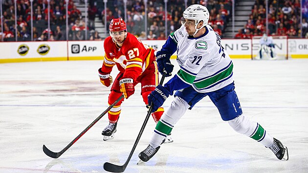 Filip Chytil z Vancouver Canucks st��l� v z�pase s Calgary Flames.
