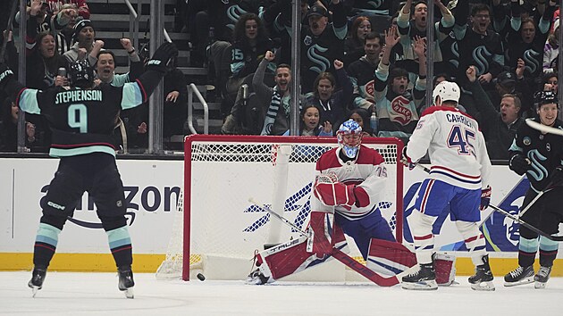 Brank�� Jakub Dobe� z Montreal Canadiens inkasuje v z�pase se Seattle Kraken.