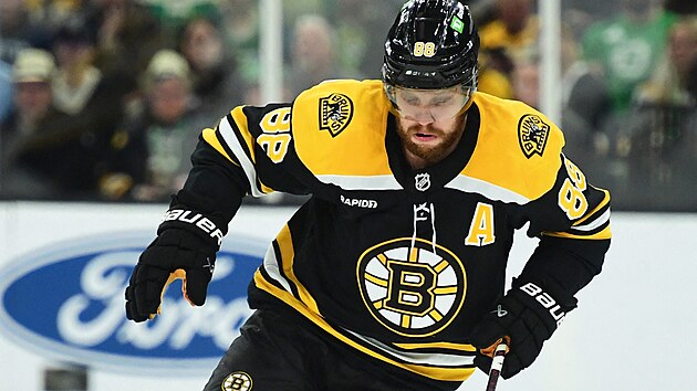 David Pastr��k z Boston Bruins b�hem z�pasu proti Buffalo Sabres.