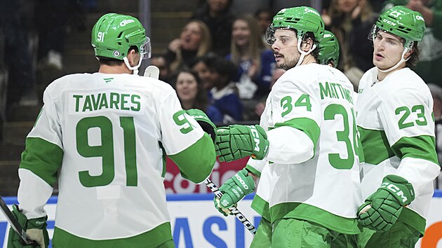 John Tavares, Auston Matthews a Matthew Knies z Toronto Maple Leafs slav� g�l proti Calgary Flames.