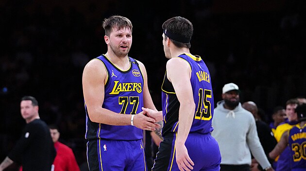 Luka Don�i� a Austin Reaves z LA Lakers se baví b�hem zápasu se San Antonio...