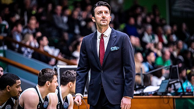 Nymburský trenér Francesco Tabellini b�hem utkání Ligy mistr� s Nanterre 92.