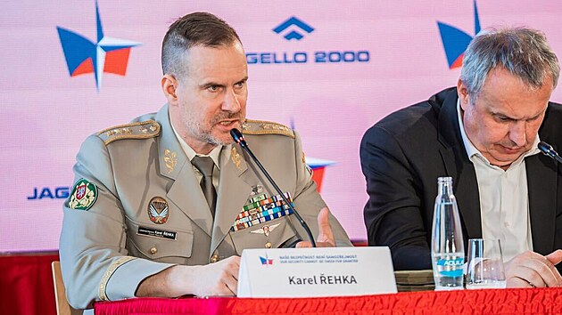 Nelnk Generlnho tbu AR generlporuk Karel ehka na panelov diskusi o navyovn obrannch vdaj bhem konference Nae bezpenost nen samozejmost. (18. bezna 2025)