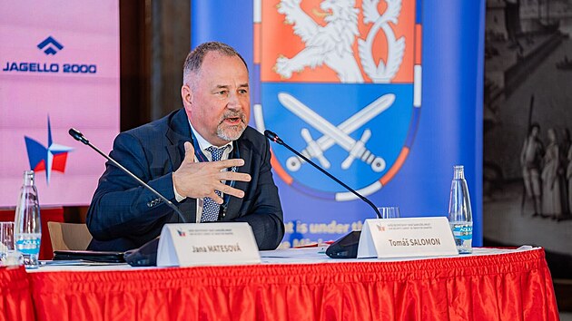 Tom� Salomon, p�edseda p�edstavenstva �esk� spo�itelny na panelov� diskusi o navy�ov�n� obrann�ch v�daj� b�hem konference Na�e bezpe�nost nen� samoz�ejmost. (18. b�ezna 2025)