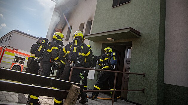 Moravskoslezt hasi zasahovali ve stedu 12. bezna pi poru bytu v dom s peovatelskou slubou v Petvaldu na Karvinsku, pi kterm jeden mu zemel a ti dal obyvatele hasii evakuovali.