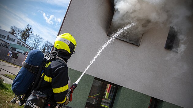 Moravskoslezt hasi zasahovali ve stedu 12. bezna pi poru bytu v dom s peovatelskou slubou v Petvaldu na Karvinsku, pi kterm jeden mu zemel a ti dal obyvatele hasii evakuovali.