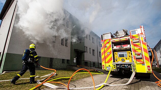 Moravskoslezt hasi zasahovali ve stedu 12. bezna pi poru bytu v dom s peovatelskou slubou v Petvaldu na Karvinsku, pi kterm jeden mu zemel a ti dal obyvatele hasii evakuovali.