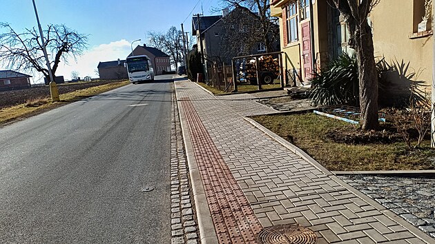 Zven povrchu po oprav silnice v Myslechovicch nkterm lidem zkomplikovalo vjezd na pozemek