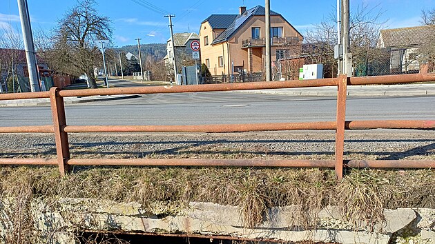 Zven povrchu po oprav silnice v Myslechovicch nkterm lidem zkomplikovalo vjezd na pozemek