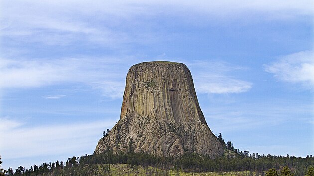 Pokud budeme jej� v��ku po��tat od �ko�ene� bradla, dosahuje v��ky 264 metr�. Nad okoln�  ter�n pak vystupuje v��kou 386 metr�. A nadmo�sk� v��ka vrcholu �in� 1 559 metr�.