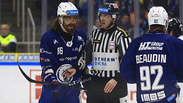 Peter Mueller z brnnsk Komety bhem druhho tvrtfinle s Karlovmi Vary.
