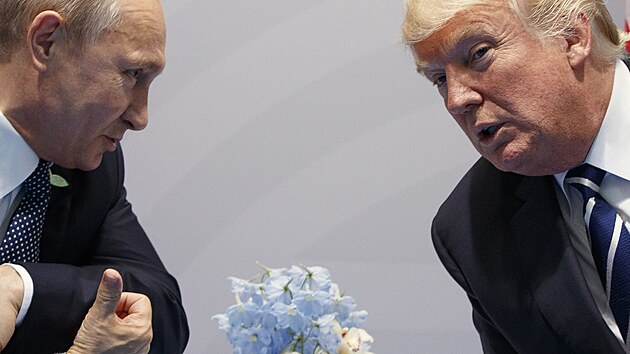 Americk prezident Donald Trump s ruskm prezidentem Vladimirem Putinem na summitu G20 v nmeckm Hamburku. (7. ervence 2017)