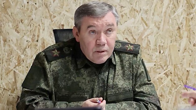 Náčelník generálního štábu ruských ozbrojených sil Valerij Gerasimov na návštěvě ruských vojáků v Kurské oblasti. (11. března 2025)