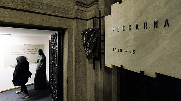 Pe�k�rna. Petschk�v pal�c, za prvn� republiky s�dlo rodinn� banky, za protektor�tu s�dlo gestapa, dnes tu s�dl� ministerstvo pr�myslu a obchodu.