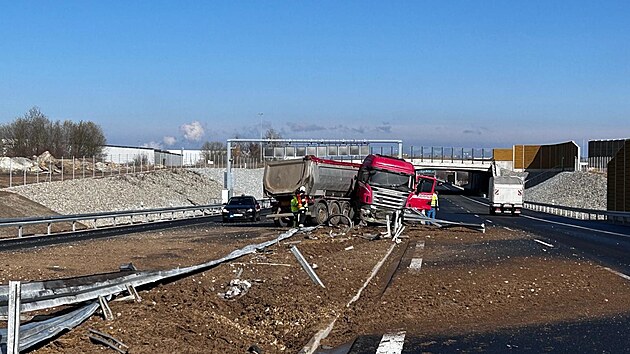 Na dlnici D3 dolo na 133,5 km k havrii nkladnho automobilu, na silnici je dle prvotnch informac vysypan psek a z vozidla vytk olej.