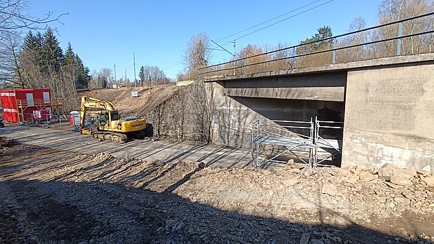 Stavebn�ci mus� zbourat pouze p�lku mostu, zat�mco druh� mus� z�stat st�t. Pou��vaj� p�i tom neobvyklou technologii dr�to�ezu.