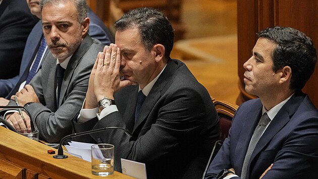 Lus Montenegro (uprosted), jeho vld parlament v ter vyslovil nedvru (11. bezna 2025)