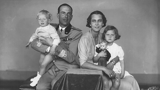 Umberto II., Marie Josefa Belgick a jejich dti Vittorio Emanuele a Maria Pia na dobovm snmku