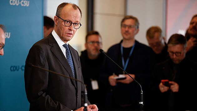 Friedrich Merz na tiskov� konferenci oznamuje, �e se spole�n� s SPD a Zelen�mi dohodl na podpo�e ob��ho finan�n�ho bal�ku s pen�zi na obranu a investice. (14. b�ezna 2025)