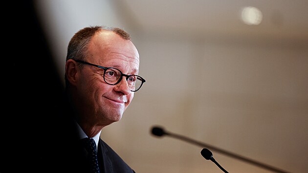 Friedrich Merz na tiskov� konferenci oznamuje, �e se spole�n� s SPD a Zelen�mi dohodl na podpo�e ob��ho finan�n�ho bal�ku s pen�zi na obranu a investice. (14. b�ezna 2025)