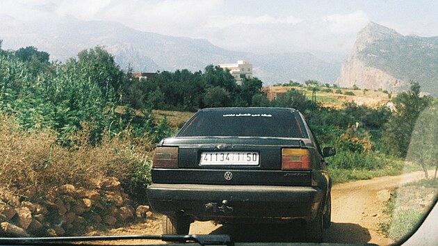 K�ivolak� vozovky v hor�ch severn�ho Maroka lemuj� marihuanov� pole. (24. srpna 2024)