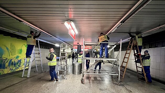 Stanice Florenc na lince C byla v podveernch hodinch uzavena v obou smrech. Dvodem je prsak vody, kter znemonil bn provoz. (10.bezna 2025)