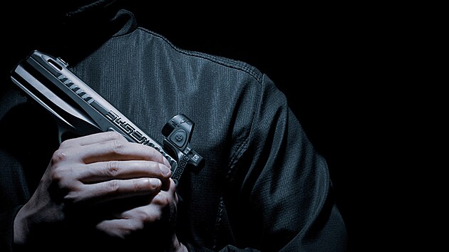 Modern� zbra�? ELYSIEN dr�� prst na tepu doby.