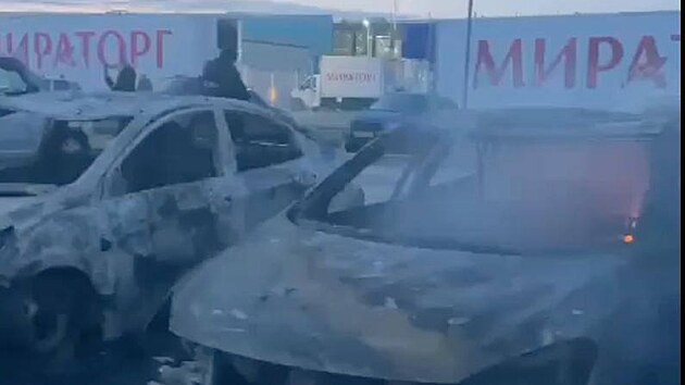 Fotografie zve�ejn�n� na ofici�ln�m telegramu gubern�tora Moskevsk� oblasti Andreje Vorobjeva ukazuje poni�en� auta po p�du sest�elen�ch ukrajinsk�ch dron� u Moskvy. (11. b�ezna 2025)