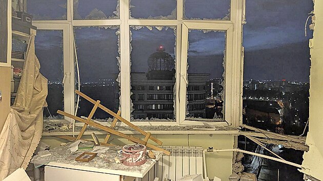 Fotografie zve�ejn�n� na ofici�ln�m telegramu gubern�tora Moskevsk� oblasti Andreje Vorobjeva ukazuje po�kozen� byt na m�st�, kam spadl sest�elen� ukrajinsk� dron. (11. b�ezna 2025)