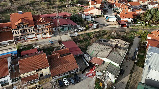 Dronov� sn�mek zachycuj�c� �kody po��ru v improvizovan�m no�n�m klubu v Severn� Makedonii. (. b�ezna 2025)