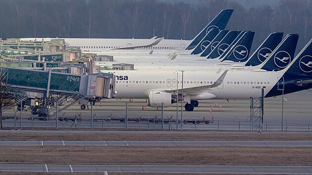 Letadla společnosti Lufthansa stojí na terminálu 2 mnichovského letiště. Neodlétli, a ani v příštích 24 hodinách neodlétnou, kvůli stávce za mzdy. (10. března 2024)
