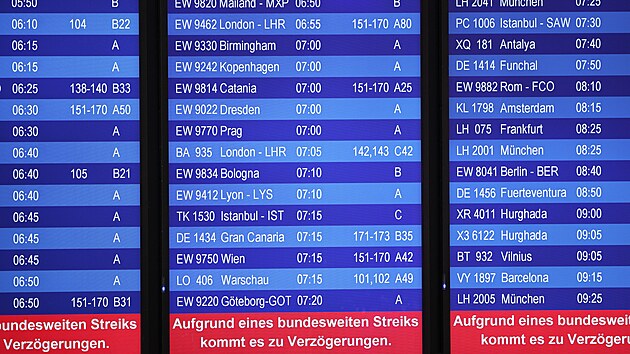 Tabule v odletov sti letit Dsseldorf varuje ped zpodnm, kvli stvce za vy platy. (10. bezna 2025)